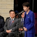 　自民党総裁選後に開かれた両院議員総会に出席した石破首相。右はあいさつする高市早苗新総裁＝４日午後３時２分、東京・永田町の党本部