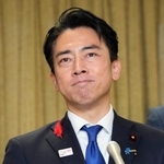 　自民党総裁選の結果を受け、記者団の取材に応じる小泉進次郎氏＝４日午後３時１９分、東京・永田町の党本部