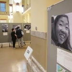 　旧日本銀行広島支店で始まった「原爆小頭症」被爆者と家族を撮影した写真展＝４日午後、広島市中区