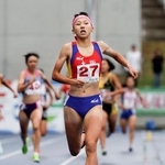　少年女子Ａ８００メートル決勝　２分１秒７２の大会新記録で優勝した大阪・久保凜＝平和堂ＨＡＴＯスタジアム