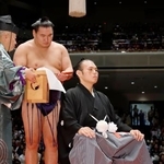 　引退相撲の断髪式で横綱豊昇龍にはさみを入れられる元大関貴景勝の湊川親方＝４日、両国国技館