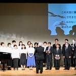 　横田めぐみさんとの再会を誓い「翼をください」を合唱する同級生ら＝４日午後、新潟市