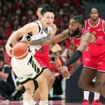 　名古屋Ｄ-北海道　第２クオーター、ボールを奪われる北海道・富永（左）＝ＩＧアリーナ