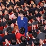 　小泉進次郎氏を決選投票で破り、女性初の自民党総裁に選出された高市早苗氏＝４日午後２時５６分、東京・永田町の党本部（代表撮影）