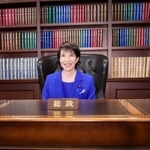 　自民党総裁のいすに座る高市早苗新総裁＝４日午後７時２分、東京・永田町の党本部
