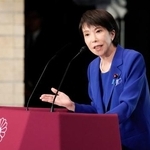 　自民党総裁選の決選投票前に演説する高市早苗氏＝４日午後２時４分、東京・永田町の党本部