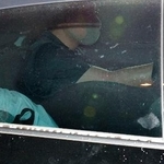 　警視庁四谷署を出る草間リチャード敬太容疑者（中央）＝４日午後７時４６分