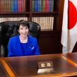 　自民党総裁のいすに座る高市早苗新総裁＝４日午後７時３分、東京・永田町の党本部