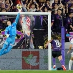 　京都-川崎　後半、ＦＫをセーブする京都・ＧＫ太田（左）＝サンガＳ