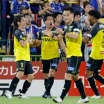 　柏-横浜Ｍ　前半、決勝ゴールを決め喜ぶ柏・小泉（左端）＝三協Ｆ柏