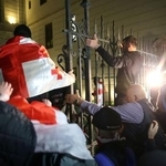 　ジョージア首都の大統領宮殿への侵入を試みるデモ参加者＝４日、トビリシ（ロイター＝共同）