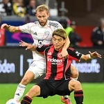 　バイエルン・ミュンヘン戦で競り合うＥフランクフルトの堂安（手前）＝フランクフルト（共同）