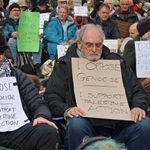 　親パレスチナ団体を支持するデモに参加した人たち＝４日、ロンドン（共同）