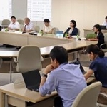 　保護者のカスタマーハラスメント防止策を話し合った東京都の有識者会議＝８月、東京都庁