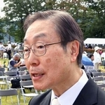 　報道陣の取材に応じる旧統一教会の田中富広会長＝５日午後、群馬県片品村