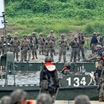 　８月、ソウル近郊で韓国軍と合同訓練をする米軍（共同）