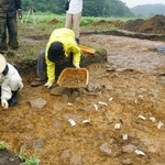 　広島県廿日市市の冠遺跡で行われた発掘調査＝９月