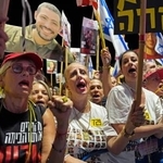 　イスラエル中部テルアビブで行われた集会で、イスラム組織ハマスに拘束されている人質の早期解放を訴える人たち＝４日（共同）