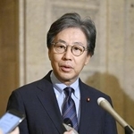 　９月、記者団の取材に応じる立憲民主党の安住幹事長＝国会