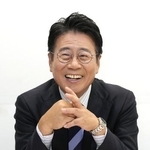 　インタビューに答えるニュースキャスターの大越健介氏＝昨年７月
