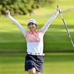 　最終日、ウイニングパットを決めて喜ぶ堀琴音。通算１９アンダーで優勝＝チェリーヒルズＧＣ