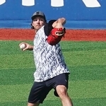 　キャッチボールをするＤｅＮＡのバウアー＝５日、横浜スタジアム