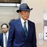 　自民党本部で高市総裁との会談に向かう麻生元首相＝５日午後、東京・永田町