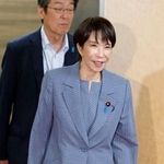 　自民党本部で麻生元首相との会談に向かう自民党の高市総裁。党役員や閣僚人事の検討に着手した＝５日午後、東京・永田町