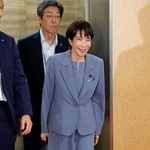 　自民党本部で麻生元首相との会談に向かう自民党の高市総裁。党役員や閣僚人事の検討に着手した＝５日午後、東京・永田町