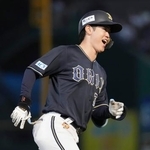 　１１回、決勝となる本塁打を放ち笑顔を見せるオリックス・太田＝楽天モバイルパーク