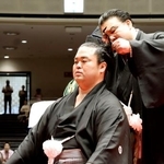　引退相撲の断髪式で師匠の境川親方に最後のはさみを入れられる元関脇妙義龍の振分親方＝５日、両国国技館