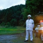 　土砂崩れがあった現場近くで規制線を張り、警戒する警察官＝５日午後５時３４分、石川県小松市