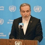 　記者団に発言するイランのアラグチ外相＝９月、ニューヨークの国連本部