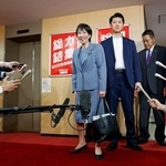 　麻生元首相との会談を終え、記者団の取材に応じる自民党の高市総裁（中央）＝５日午後、東京・永田町の党本部