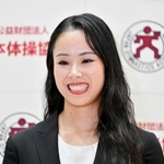 　現役引退について取材に応じる新体操の鈴木歩佳＝５日、東京都内