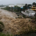 　ネパールの首都カトマンズで、豪雨のため水位が上昇した河川＝４日（ゲッティ＝共同）