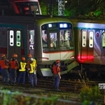 　東急田園都市線の梶が谷駅付近で衝突した列車＝６日午前１時１３分、川崎市高津区