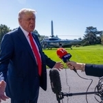 　５日、ホワイトハウスで記者団に話すトランプ米大統領（ゲッティ＝共同）