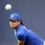 　キャッチボールするカブス・今永＝ミルウォーキー（共同）