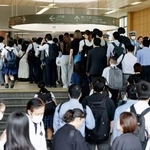 　ＪＲ武蔵溝ノ口駅で、東急田園都市線からの振り替え輸送の列に並ぶ人たち＝６日午前７時３２分、川崎市高津区