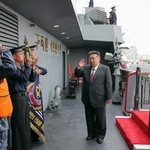 　５千トン級の新型駆逐艦「崔賢」を視察する北朝鮮の金正恩朝鮮労働党総書記（手前右端）＝５日（朝鮮中央通信＝共同）