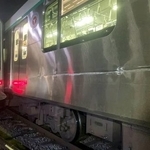　接触した東急田園都市線の車両側面＝６日午前（東急電鉄提供）