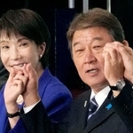 　４日、自民党総裁選後の両院議員総会で手を取り合う茂木前幹事長（右）と高市総裁＝東京・永田町の党本部