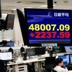 　取引時間中として初めて４万８０００円台となった日経平均株価を示すモニター＝６日午後、東京都港区の外為どっとコム