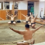 　新師匠の大嶽親方（手前）の下で稽古に臨む王鵬（右端）ら。奥は元横綱大鵬の写真＝東京都江東区の大嶽部屋