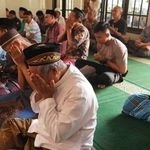 　倒壊したイスラム寄宿学校の近くのモスクで祈る男性ら＝３日、インドネシア・シドアルジョ（ＡＰ＝共同）