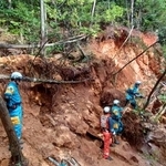 　石川県小松市金平町の土砂崩れ現場を捜索する消防隊員ら＝６日午前（小松市消防本部提供）