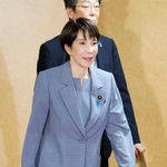 　４日、麻生元首相との会談のため、自民党本部に入る高市総裁＝東京・永田町