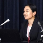 　神奈川県警本部で講演する大上かおりさん＝６日午後