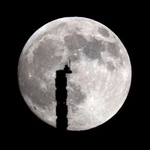 　福岡市で見られた「中秋の名月」。手前は福岡タワー＝６日午後６時２６分